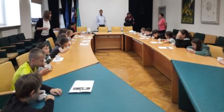 Četrtošolci iz podružnične osnovne šole Kotlje obiskali Mestno hišo 8